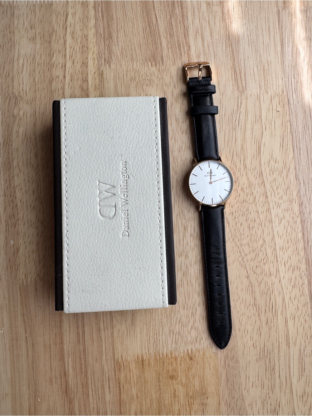 Daniel Wellington Black Leather Strap Watch with Gold Case and White Dial (Slim)